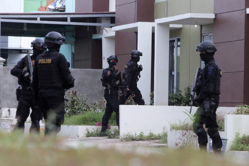 © Reuters. File photo of Indonesian anti-terror police from Detachment 88 seen entering a building during a raid in Batam