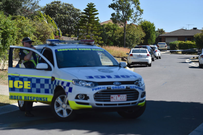 © Reuters. Policial fecha rua durante busca em casa em Melbourne, Austrália