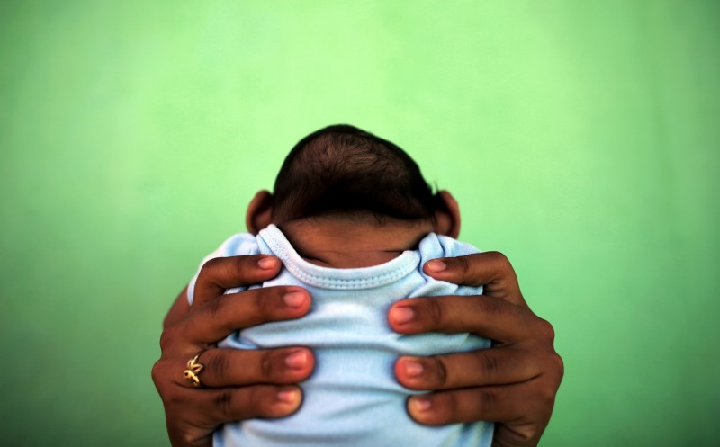 © Reuters. Mãe segura bebê de 4 meses nascido com microcefalia em Olinda, Pernambuco