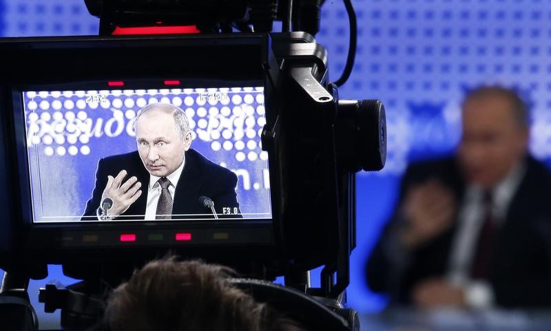 © Reuters. Russian President Putin is seen on the viewfinder of a camera during his annual end-of-year news conference in Moscow