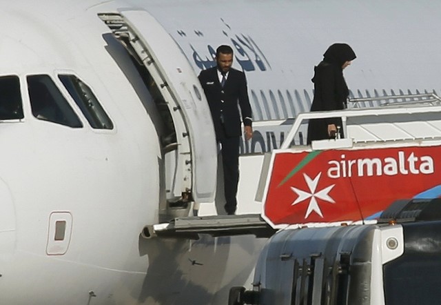 © Reuters. Passageiros deixam avião no aeroporto de Malta após sequestro na Líbia