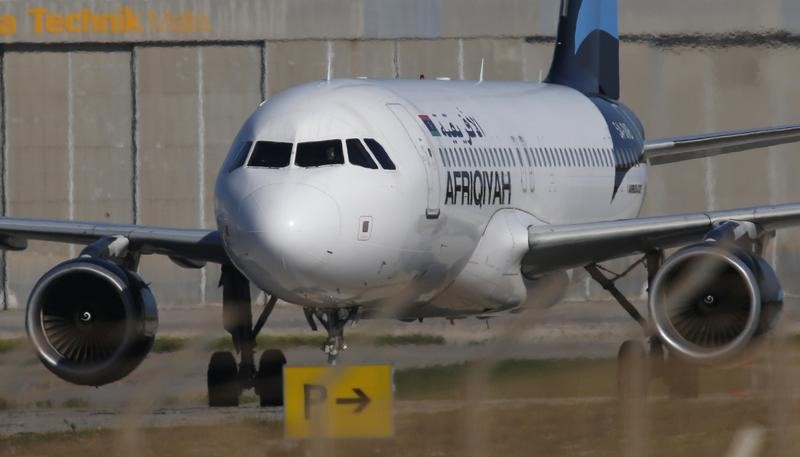 © Reuters. A hijacked Libyan Afriqiyah Airways Airbus A320 stands on the runway at Malta Airport