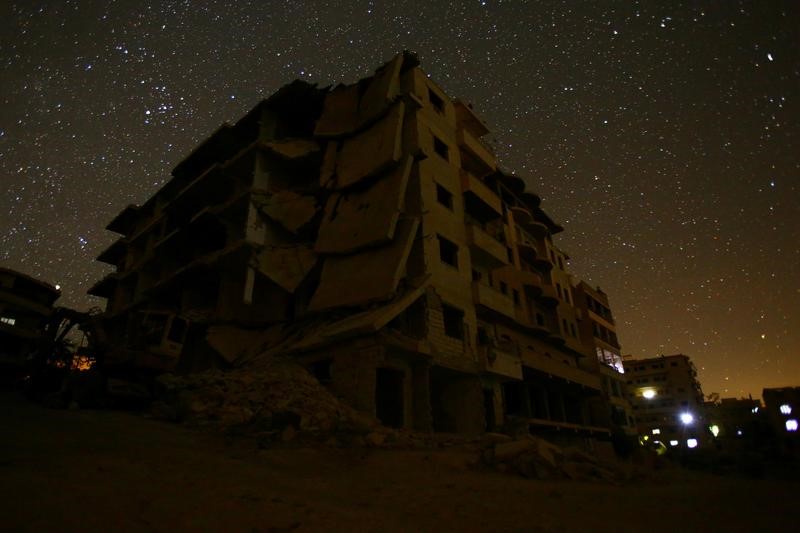 © Reuters. نجوم في السماء وشوارع خالية في ليل مدينة إدلب السورية