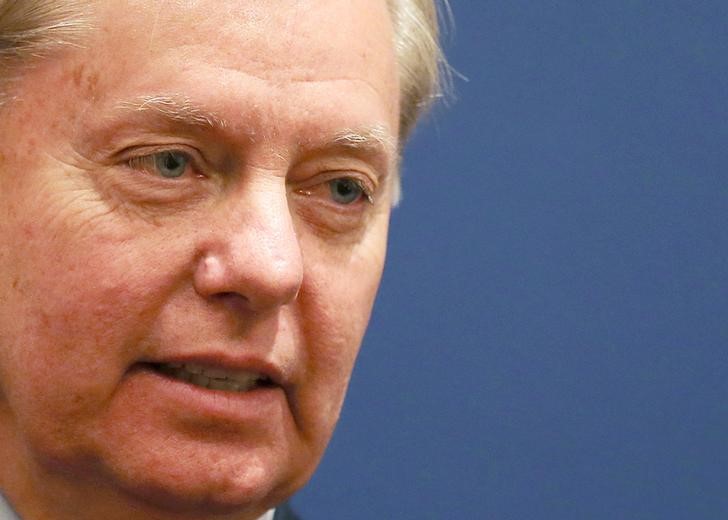 © Reuters. U.S. Senator Lindsey Graham speaks during a news conference in Cairo