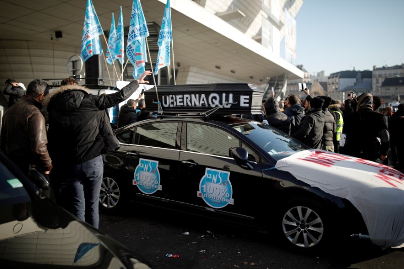 © Reuters. LES CHAUFFEURS RELANCENT LA MOBILISATION CONTRE UBER