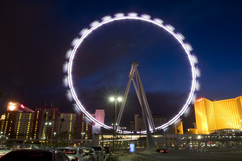 © Reuters. An evening view of the 550-foot-tall High Roller observation wheel after opening in Las Vegas