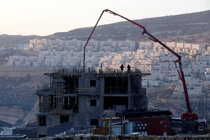 © Reuters. Construção no assentamento de israelense de Givat Zeev