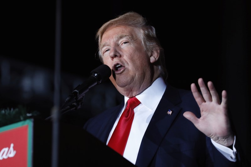 © Reuters. U.S. President-elect Donald Trump speaks during a USA Thank You Tour event in Orlando, Florida