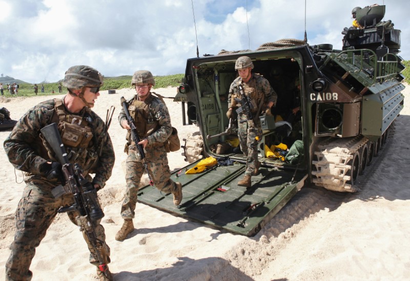 © Reuters. U.S. Marines exit an amphibious assault vehicle during a simulated beach assault at Marine Corps Base Hawaii with the 3rd Marine Expeditionary Unit during the multi-national military exercise RIMPAC in Kaneohe, Hawaii.