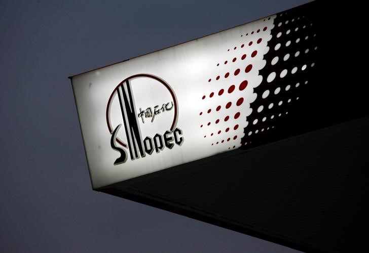 © Reuters. The Sinopec logo is seen at one of its gas stations in Hong Kong