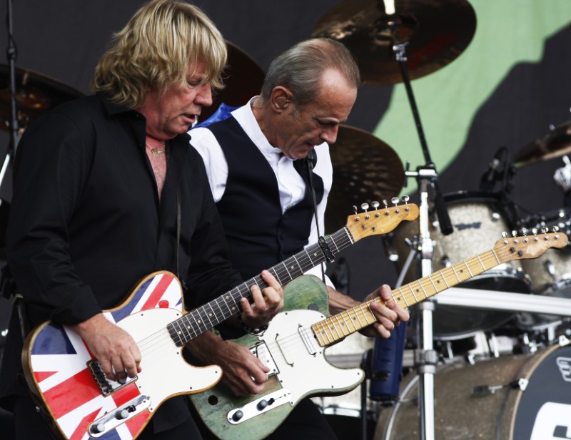 © Reuters. Imagen de archivo. Rick Parfitt (a la izquierda) y Francis Rossi de Status Quo en el Festival de Glastonbury, Inglaterra