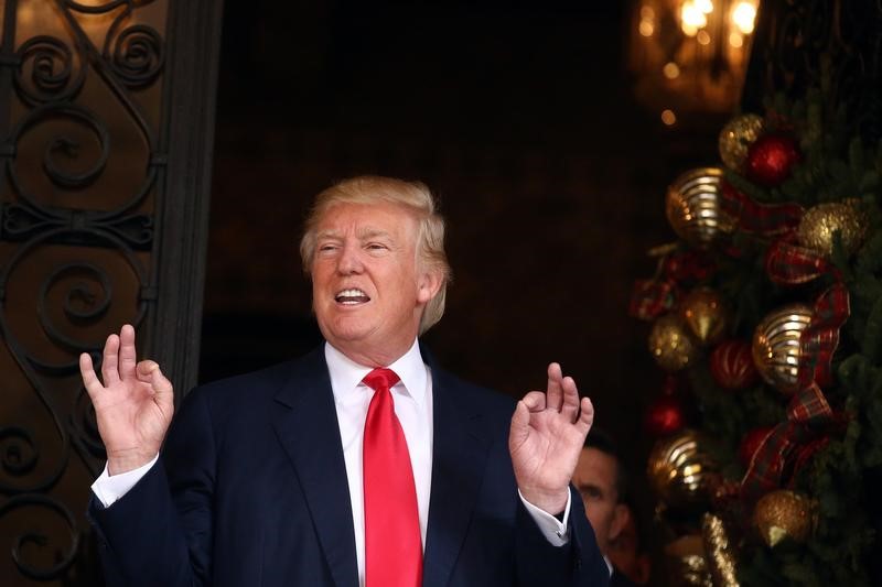 © Reuters. U.S. President-elect Donald Trump talks to members of the media at Mar-a-Lago estate in Palm Beach, Florida