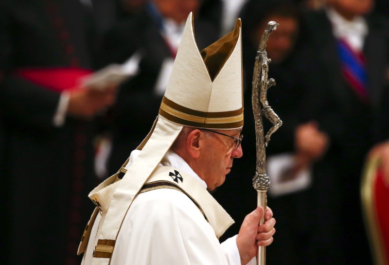 © Reuters. Pope Francis arrives to lead the Christmas night Mass in Saint Peter's Basilica at the Vatican