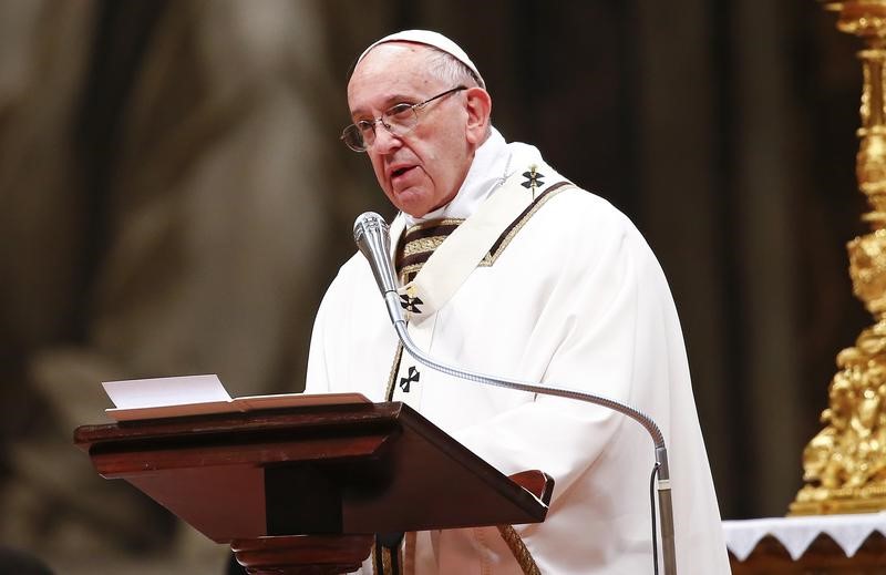 © Reuters. البابا فرنسيس يقول عيد الميلاد "رهينة" المادية والرب في الظلال
