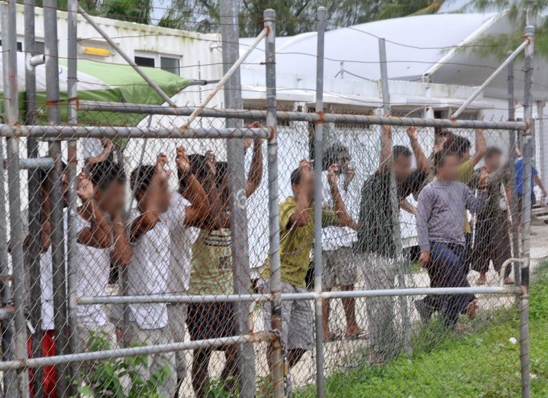 © Reuters. أعمال شغب لطالبي لجوء بمركز احتجاز في بابوا غينيا الجديدة