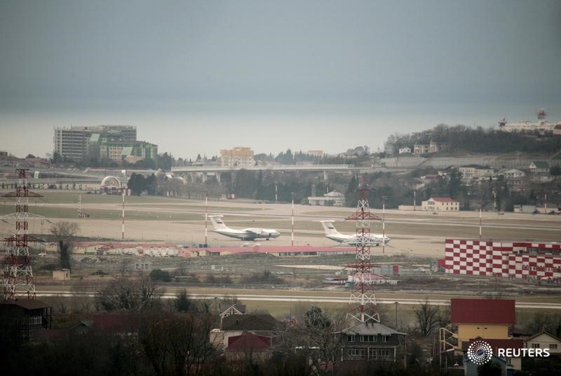 © Reuters. Самолеты стоят на взлетной полосе в Международном аэропорту в Сочи
