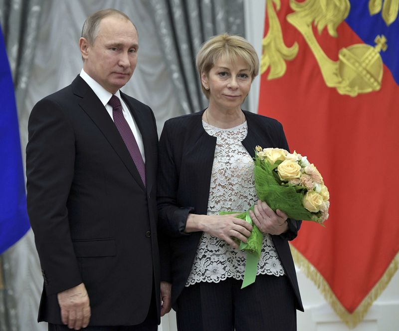 © Reuters. FILE PHOTO: Russia's President Putin and Head of 'Fair Aid' fund Glinka attend state awarding ceremony in Moscow