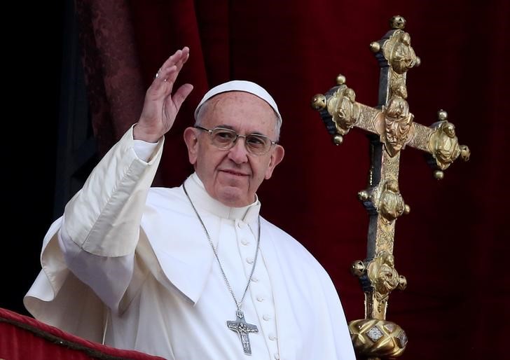 © Reuters. البابا يدعو في رسالة عيد الميلاد إلى السلام في عالم يسوده الإرهاب والحروب