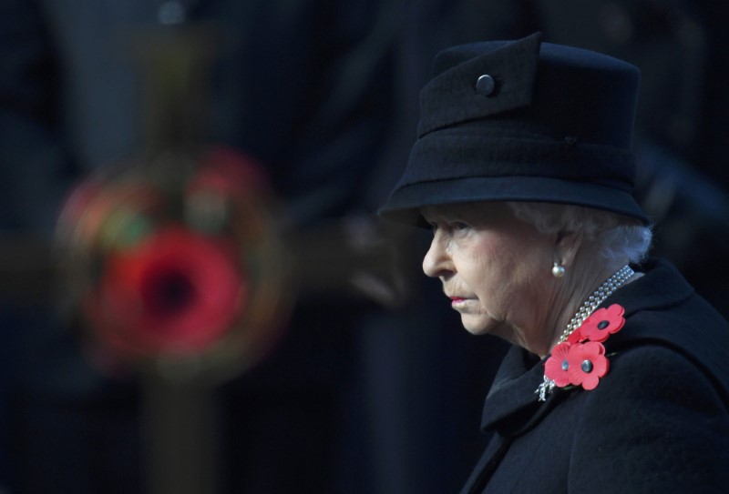 © Reuters. FILE  PHOTO : Britain's Queen Elizabeth takes part in the Remembrance Sunday ceremony at the Cenotaph in Westminster, central London, Britain