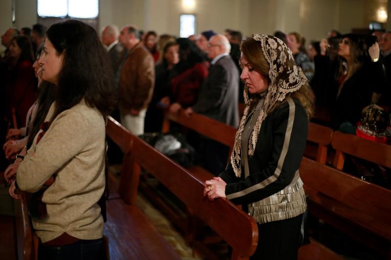 © Reuters. عيد ميلاد يلفه الخوف في بغداد بعد هجمات على المسيحيين