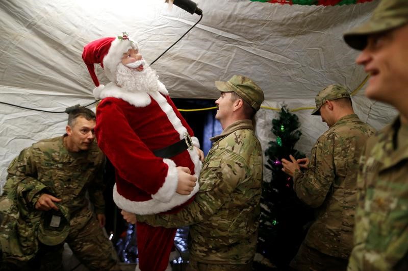 © Reuters. تحقيق-ما أشبه الليلة بالبارحة..جنود أمريكيون يحتفلون بعيد الميلاد في العراق مجددا