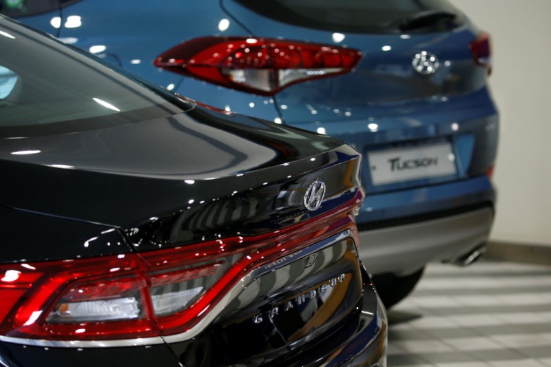 © Reuters. Hyundai Motor's sport utility vehicle (SUV) Tucson and sedan Granduer are seen at its dealership in Seoul