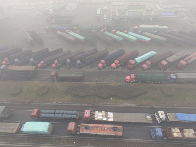 © Reuters. Trucks are stranded near a highway during a polluted day in Shijiazhuang