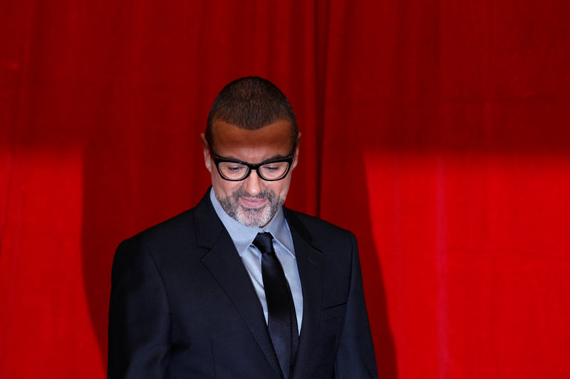 © Reuters. Cantor britânico George Michael antes de entrevista coletiva na região central de Londres em foto de arquivo