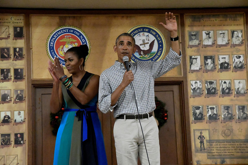 © Reuters. Presidente dos EUA, Barack Obama, e primeira-dama, Michelle Obama, durante discurso em Kailua, Havaí