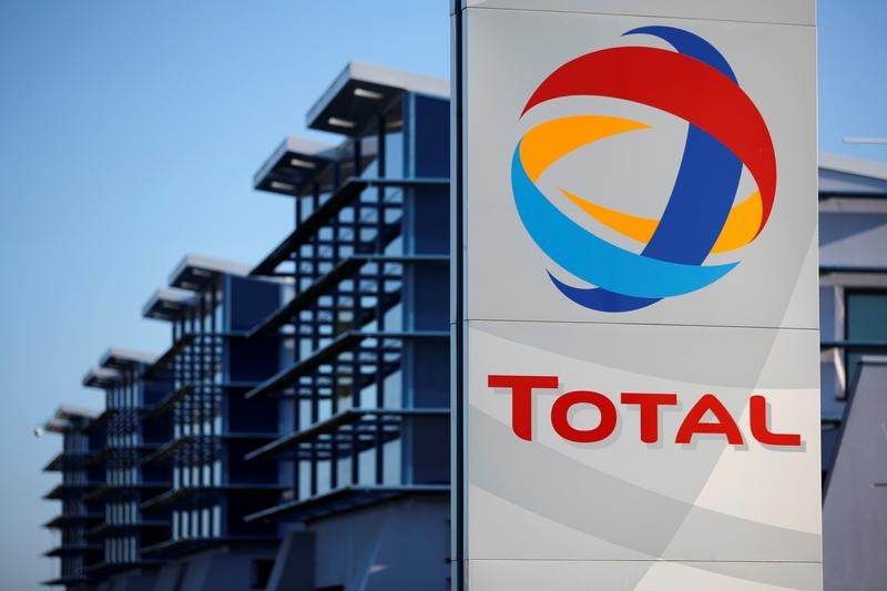 © Reuters. The logo of French oil giant Total is seen in front of the oil refinery of Donges