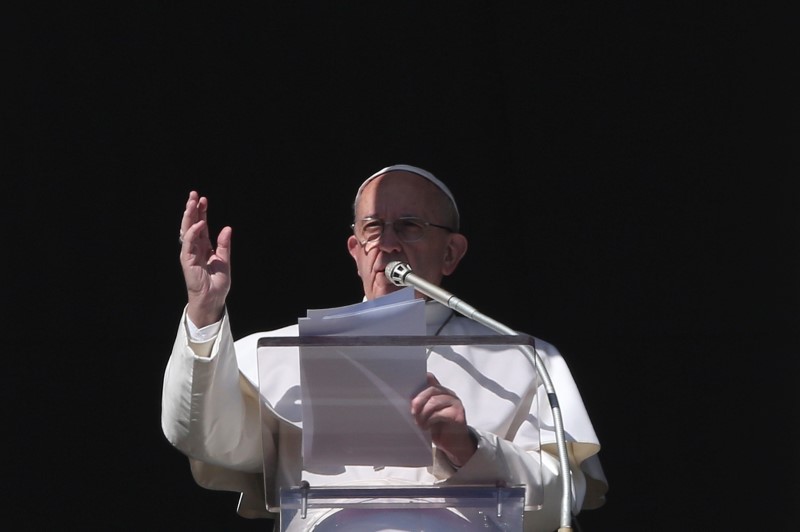 © Reuters. Pope Francis blesses during his Angelus prayer in Saint Peter's square at the Vatican