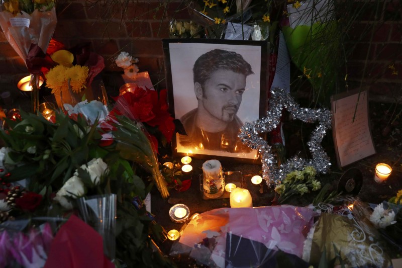 © Reuters. Homenagem a cantor George Michael  em Goring, sul da Inglaterra