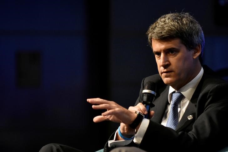 © Reuters. Ex-ministro da Economia da Argentina, Alfonso Prat-Gay, fala em painel de discussões anual do FMI e do Banco Mundial em Washington, Estados Unidos