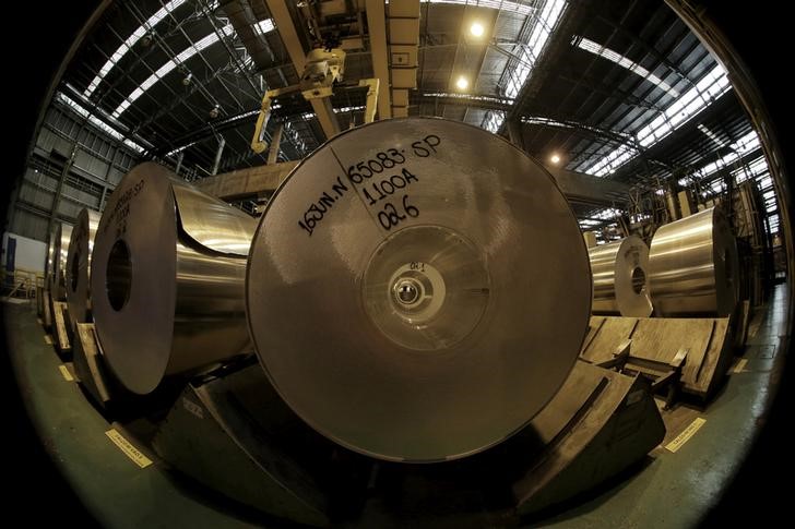 © Reuters. Bobinas de alumínio são vistas em fábrica da Novelis em Pindamonhangaba, Brasil
