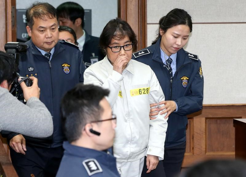 © Reuters. صديقة رئيسة كوريا الجنوبية تعتذر للشعب بسبب فضيحة الفساد