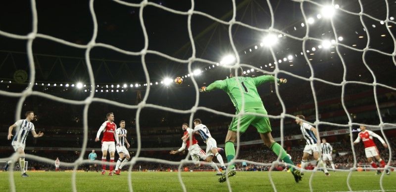 © Reuters. Arsenal's Olivier Giroud scores their first goal