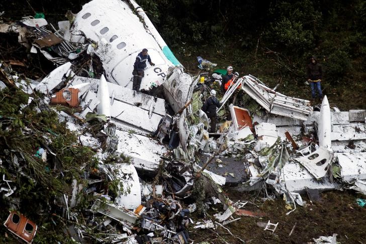 © Reuters. السلطات الكولومبية: خطأ بشري وراء تحطم طائرة الفريق البرازيلي