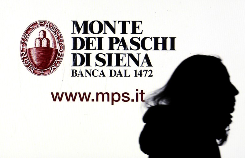 © Reuters. A Monte dei Paschi di Siena advertisement is seen on a screen in a bank window in downtown Milan