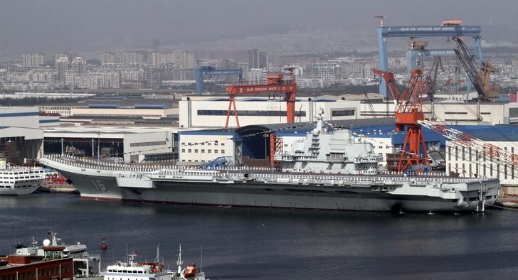 © Reuters. A general view shows navy soldiers standing on China's first aircraft carrier "Liaoning" as it is berthed in a port in Dalian