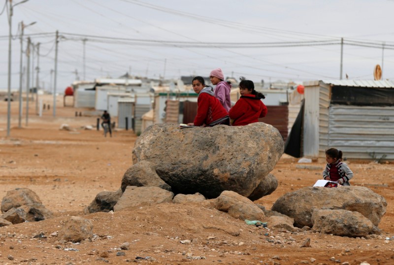 © Reuters. Syrian refugee children play at Al Zaatari refugee camp in Jordan, near the border with Syria