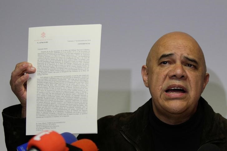 © Reuters. Opositor Jesús Torrealba concede entrevista em Caracas