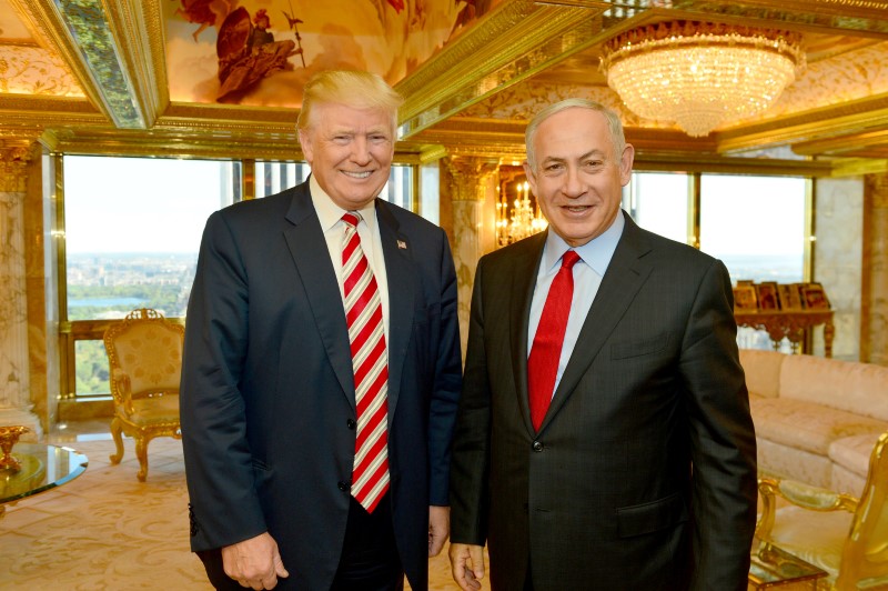 © Reuters. Israeli Prime Minister Benjamin Netanyahu (R) stands next to Republican U.S. presidential candidate Donald Trump during their meeting in New York