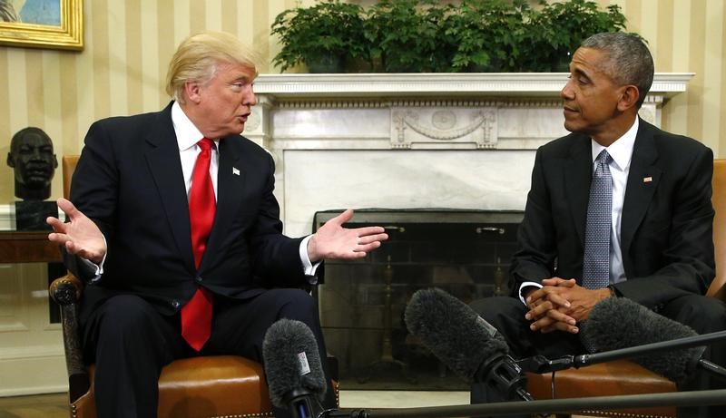 © Reuters. أوباما يقول إنه كان سيتفوق على ترامب والأخير يقول "مستحيل"