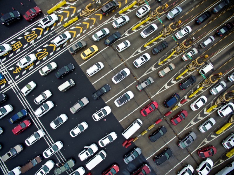 © Reuters. Cars line up near a toll station on the first day of China's National Day holiday, in Nanjing