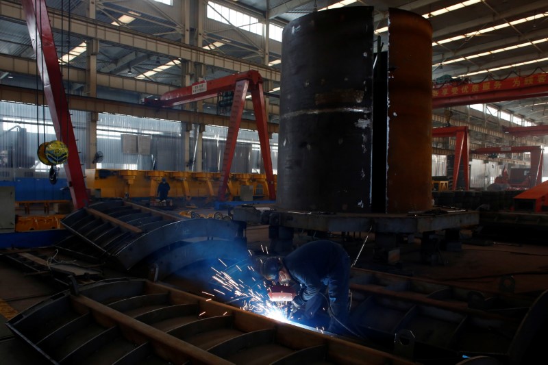 © Reuters. A worker welds in the Tianye Tolian Heavy Industry Co. factory in Qinhuangdao