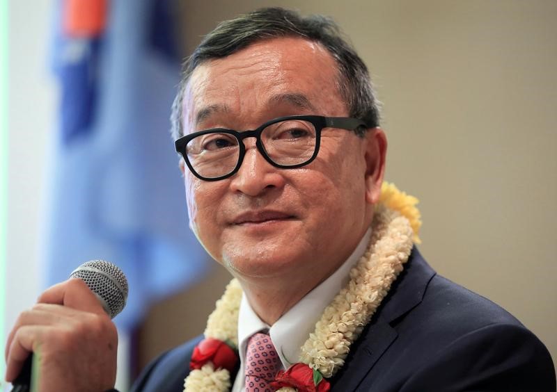 © Reuters. Cambodian opposition leader Sam Rainsy delivers a speech to members of the CNRP at a hotel in metro Manila, Philippines