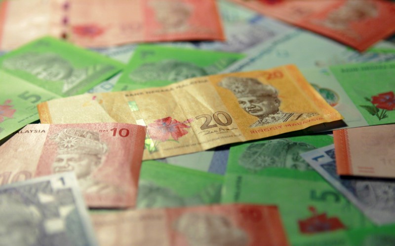 © Reuters. File photo of Malaysian ringgit bank notes in Kuala Lumpur