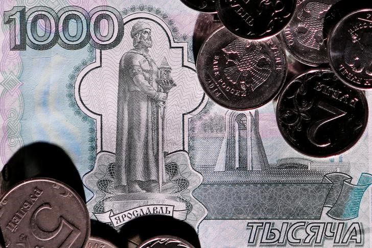 © Reuters. Монеты на 1000-рублевой купюре