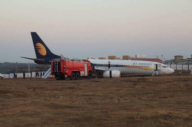 © Reuters. إصابة 12 بعد انحراف طائرة عن مدرج مطار بالهند