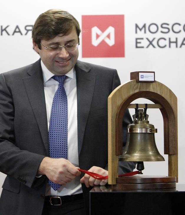 © Reuters. Зампред ЦБР Сергей Швецов звонит в колокол, сигнализируя о начале торгов на Московской бирже